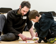 Dan Finkel ’02 works one-on-one with a student.